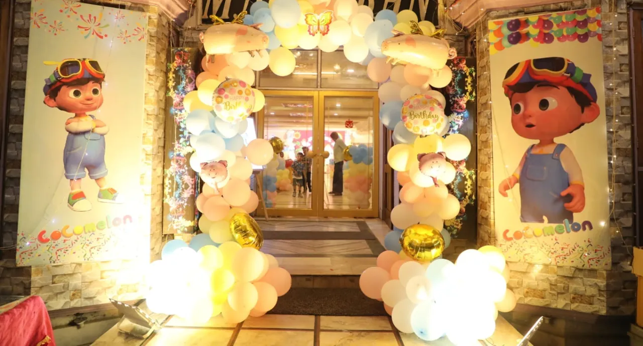 Balloon entrance arch with cartoon character banners at a Lucknow birthday party venue