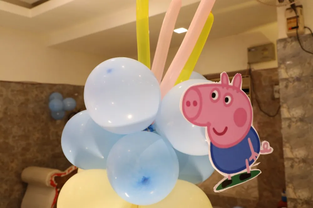 Pastel balloon cluster with a cartoon character cut-out at a Lucknow birthday party